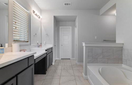 The Aubrey Escape with Fenced Backyard - Foto 23