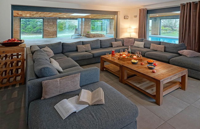 A Stylish Villa in a Green Setting, With a Fully Equipped Wellness Center - Foto 11