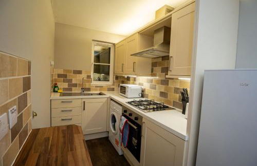 Modern Spacious 2 Bed Apartment Wolverhampton with Free Secure Parking - Photo 4