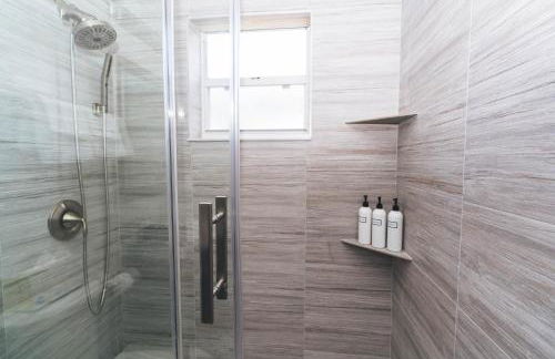 Golfers Paradise 4-hole PUTT-PUTT, Mega Chess with huge backyard, hammock - Photo 26