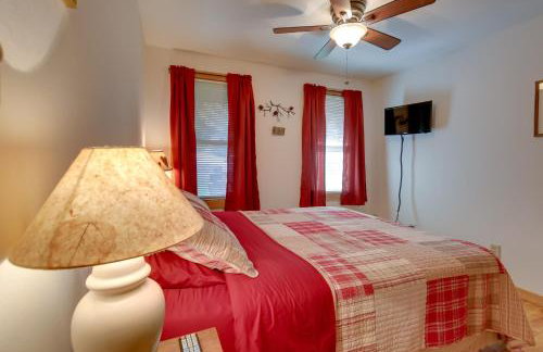 Cozy Lakefront Cabin with Indoor Gas Fireplace! - Foto 16