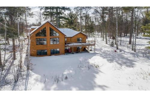 Large Log Home on Lake with Hot Tub - Foto 59