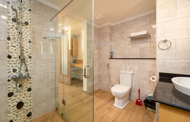 Royale Suites by Arc Royale Luxury Apts - Photo 17