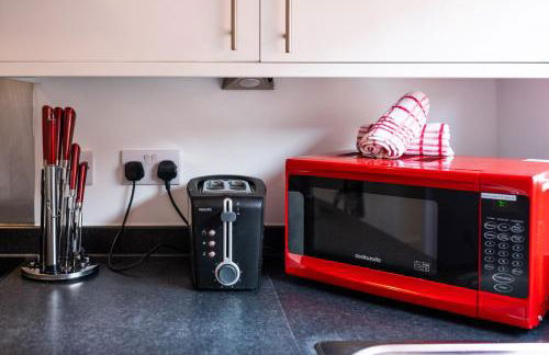 Spacious and Bright 2 Bedroom Apartment, Sleeps 6, 1st Floor with Free Parking, Business and Leisure by Jesswood Properties - Photo 10