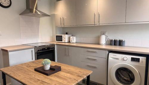 Ajax House - 2-Bed, Sleeps 5, Parking, WiFi, Contractors - Foto 1