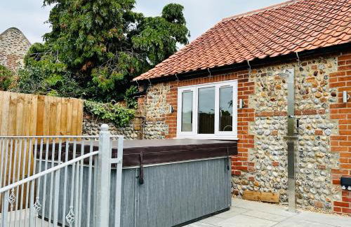 Bromholme Cottage Bacton - Sleeps 10, hot tub, close to beach - Photo 13