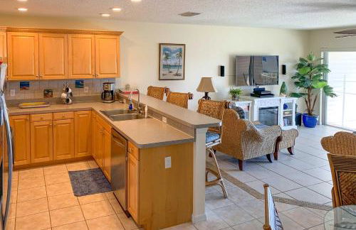 Large Balcony and Water Views Indian Shores Condo! - Foto 19