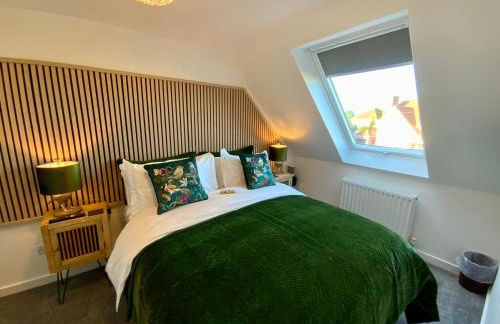 THE HIDEAWAY - LUXURY SELF CATERING COASTAL APARTMENT with PRIVATE ENTRANCE & KEY BOX ENTRY JUST A FEW MINUTES WALK TO THE BEACH, SOLENT WAY WALK, SHOPS and many EATERIES & BARS - FREE OFF ROAD PARKING,FULL KITCHEN, LOUNGE,BEDROOM , BATHROOM & WI-FI - Foto 17