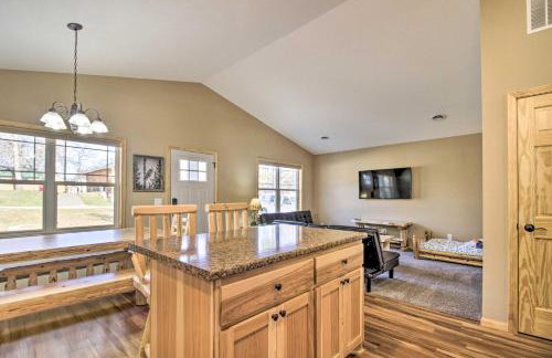 Breezy Point Cabin with Fire Pit - Walk to Lake - Foto 9