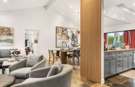 Design-forward Palm Springs home w saltwater pool lush yard multiple outdoor dining areas Casa Papagayo by AvantStay - Foto 11