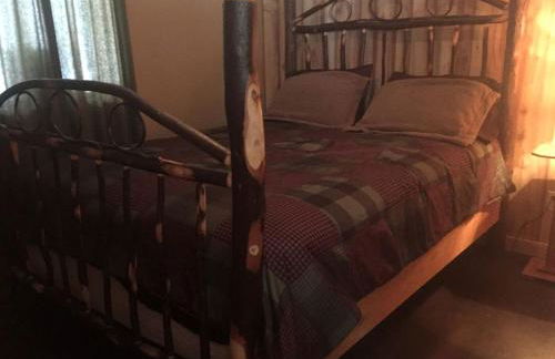 Secluded Log Cabin Nestled in the Woods in Athol, New York - Foto 10