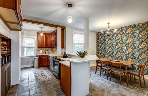 Cozy Dark & Moody Home New Reno 10 mins to Lanc - Foto 11