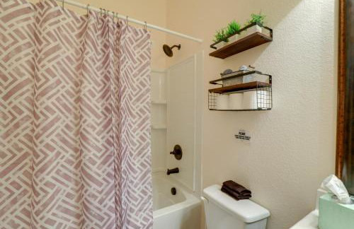 6 Mi to Dtwn Mansfield! Family Getaway with Patio - Foto 16