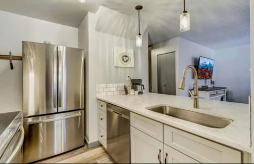 Modern MTN Condo Cozy 2BR Retreat Heated Pool - Foto 16