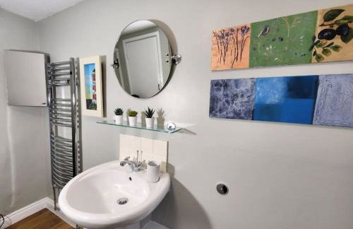 Swan Cottage 2-Bedroom-Netflix-Parking-Nature-Canal - Photo 64