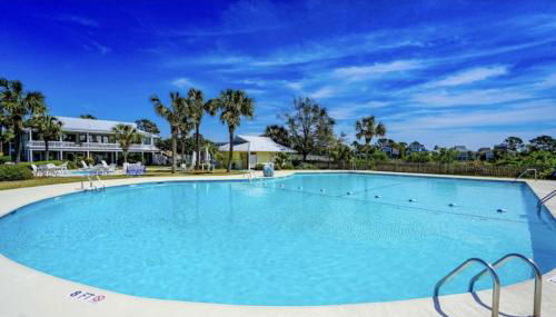 St Helena Island Retreat with Deck Walk to Beach - Foto 3