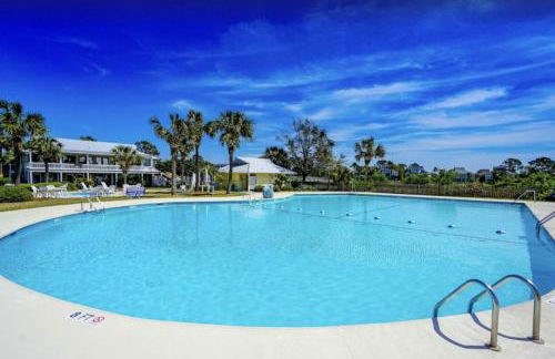 St Helena Island Retreat with Deck Walk to Beach - Foto 3