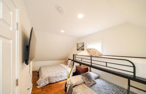 988 - 2 4BR Boston Cozy Getaway near Geneva Cliffs - Foto 23