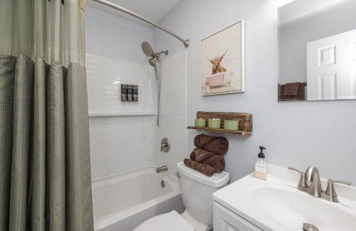 Country Cow Flair with Large TVs, Ample Parking, Nintendo, EV Ready - Photo 21