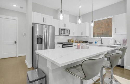 Gray Lux Hse 3BR 3 and half Ba MedCenter DownTWN HotTub - Photo 9