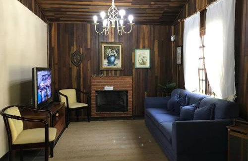 Lindo e aconchegante chalé com piscina, lareira e churrasqueira - Foto 23