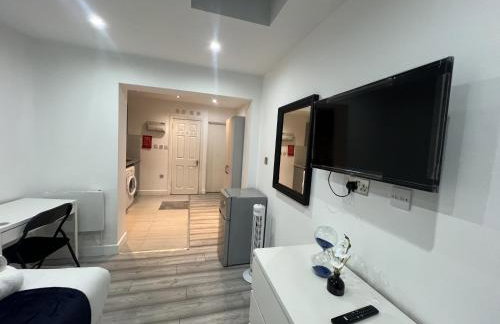 Stunning 1-bed Apartment in Harrow With Parking - Photo 3