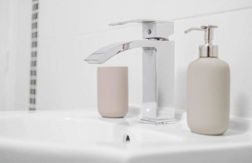 Charming House with Free Parking - Photo 43