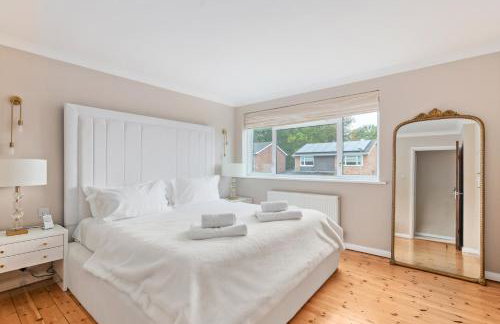 Guildford - 4 Bedroom House - Private Parking - Photo 8