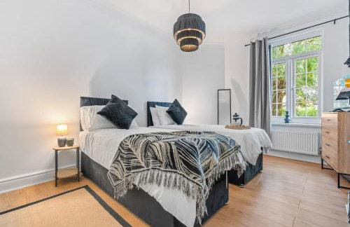 Stylish 4Bed Executive Stay WiFi and Parking - Photo 4