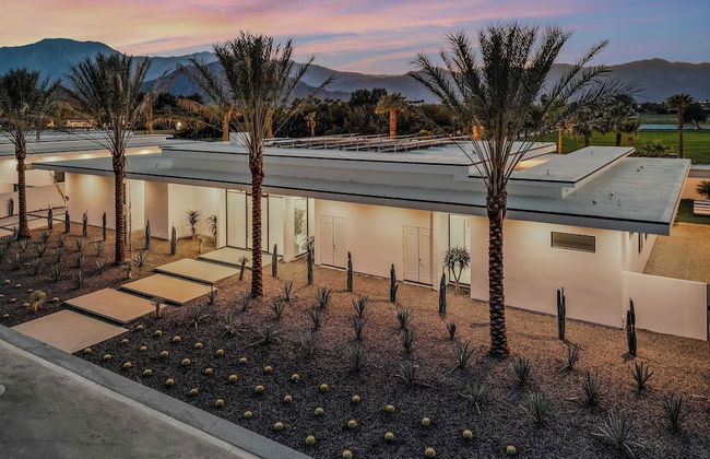 Fine Luxe Retreat w/ Pool & Hot Tub Bravo Villa #15 by Avantstay - Photo 8