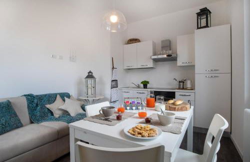 Maji Como Lake - Lake Como Historic Villa Apartments with Pool & Parking, 100m from Ferry & train - Foto 6