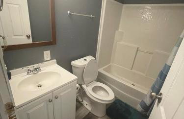 Cozy 3BR cabin with AC and Wi-Fi Fully Fenced - Photo 20