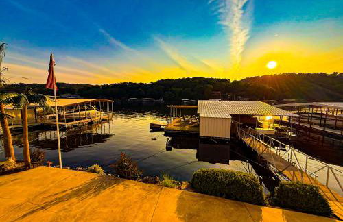 Lakefront-4BD3BA-Sleeps 12PP - Photo 1