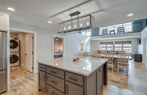 Patio and Fishing Pond! Modern Barndominium Near KC - Foto 16