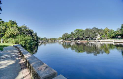 Riverfront Getaway with Hot Tub and Game Room! - Foto 42