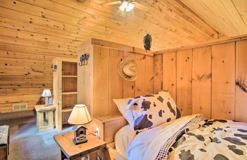 Rustic Rothbury Cabin with Resort Amenity Access! - Foto 24