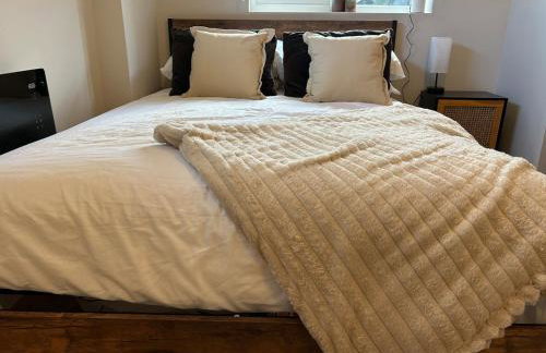 Modern cosy studio near Luton airport, free parking - Foto 14