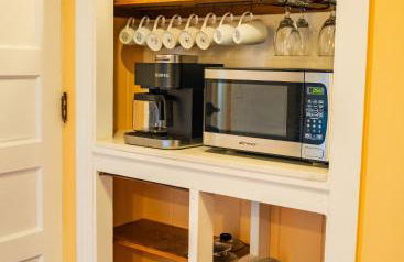 Cottage 5-6 - 2 Bedroom 1 Bath End Unit with Kitchenette Private Courtyard Pet Friendly fee applies - Photo 2