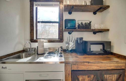 Serene Woodland Studio Retreat with Outdoor Amenities, Near Fishing, Hiking & Gentry, AR - Foto 13