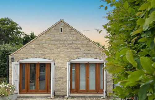 Whitley Old Garage - Photo 1