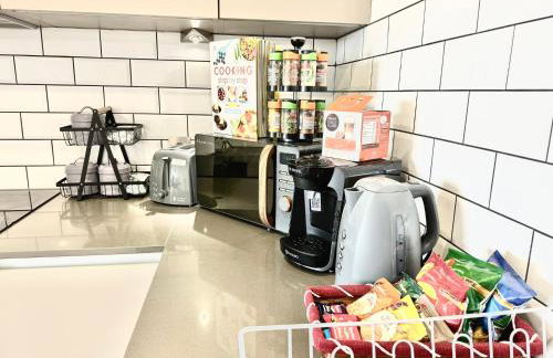 Convenient Contractor & Family Stay - 5 Guests, Pets Welcome, Parking Included! - Photo 34