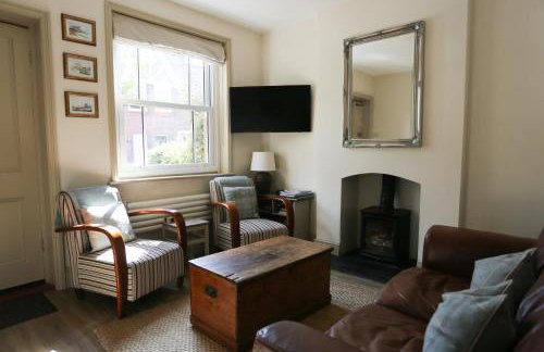 Cosy Dog Friendly Cottage with Woodburner & Garden - Photo 2
