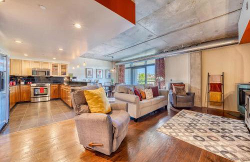 Downtown Condo Above Restaraunts- Free Parking - Foto 10