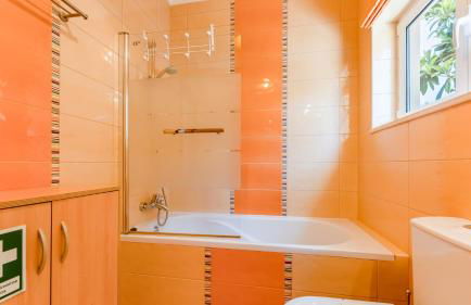 Bright 3BDR House with Pool by Lovelystay - Foto 18