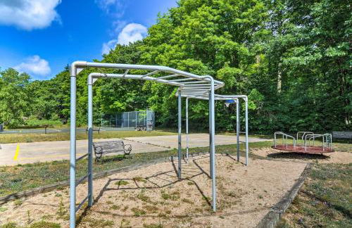 Near Snowmobiling! Carp Lake Cottage with Fire Pit - Foto 31