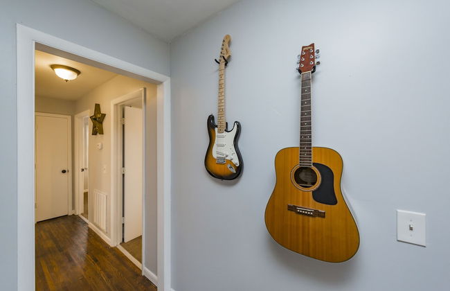 Savor the Homey Vibe at a Chilled Nest Five Min Downtown - Foto 27