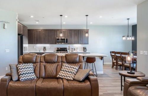 Spacious 4BR Home With BBQ, Near Sequoia & Fresno - Photo 11