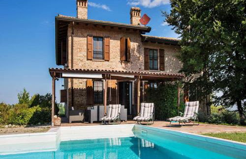 Sunny holiday home with swimming pool - Photo 1