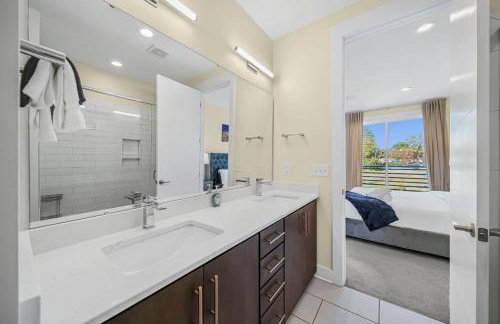 Modern 4-Story 3-BR Townhome with Rooftop Lounge - Foto 35