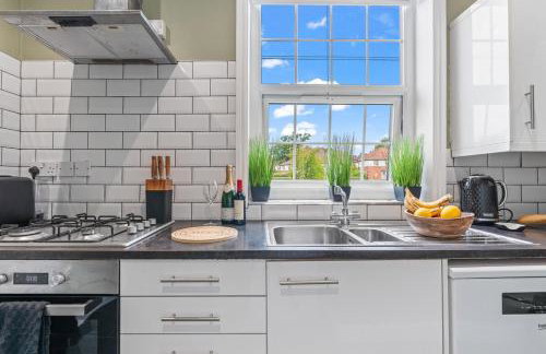 Stylish 4Bed Executive Stay WiFi and Parking - Photo 17